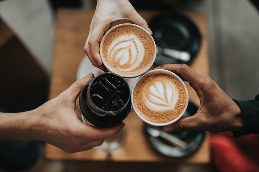 Espresso wird in eine Tasse gegossen