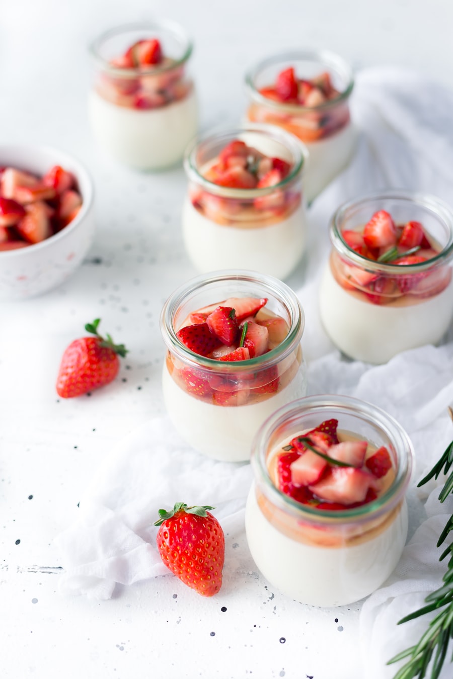 Dessert mit Beeren und Sahne